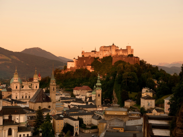 Salzburg mit der Festung Hohensalzburg in der Dämmerung