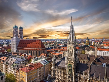 Münchener Skyline mit Frauenkirche bei Dämmerung