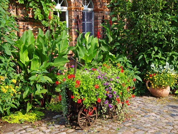 Idyllische Ortskerne in Brandenburg erkunden Ortskern mit Blumendekoration in Brandenburg