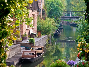 Naturlandschaft Brandenburg Fluss mit Boot und altem Haus in Brandenburg