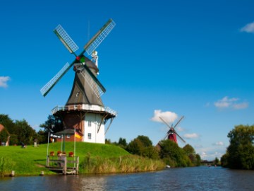 Eine der beiden großen Windmühlen am Ortseingang von Greetsiel