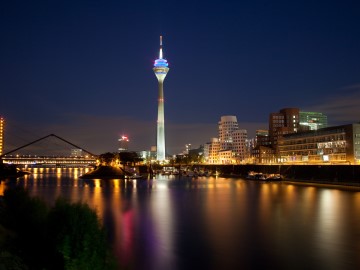 Düsseldorf mit Rhein bei Nacht