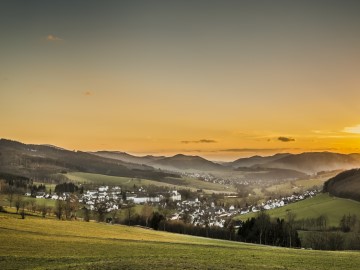 Blick ins Tal im Sauerland bei Sonnenaufgang