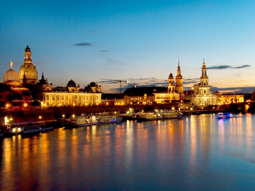 Das Elbufer in Dresden mit Frauenkirche und Zwinger