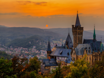 Traumstädte im Harz Stadt im Harz mit Schloss bei Sonnenaufgang