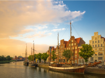 Hafen von Lübeck mit Altstadt