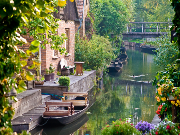 Boot auf einer Wasserstraße im Spreewald