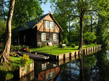 Ein Haus an einer Wasserstraße im Spreewald