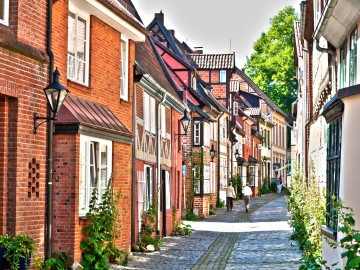 Schmale Gasse mit Fachwerk und Backstein in der Lüneburger Altstadt
