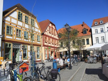 Warener Altstadt Zentraler Rathausplatz in der Altstadt von Waren