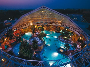 Therme im Burgenland bei Nacht im Vogelflug