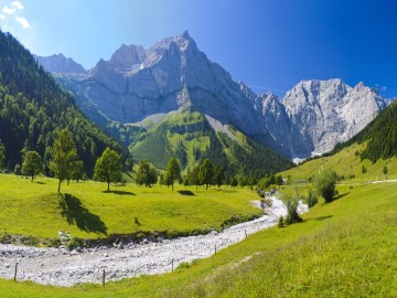 Grünes, weites Tal im Burgenland