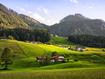 Sonnige Gebirgshänge in Kärnten