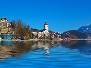 Wolfgangsee bei strahlend blauem Himmel.