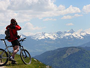 Fahrradfahrer schaut über das Panorama.