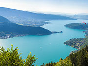 Meeresausläufer mit anliegendem Gebirge.