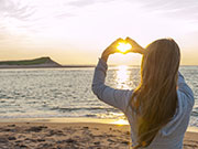 Sonnenuntergang Frau am Meer bei Sonnenuntergang.