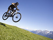 Downhill fahren bei blauen Himmel.
