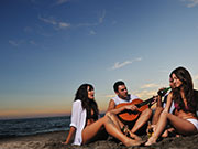 Gemütlicher Strandabend mit Freunden.