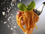 Gabel mit Spaghetti Bolognese.