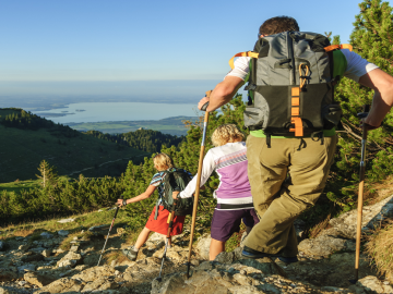 Wandern im Rottal Mehrere Wanderer mit Wanderstöcken im Gebirge