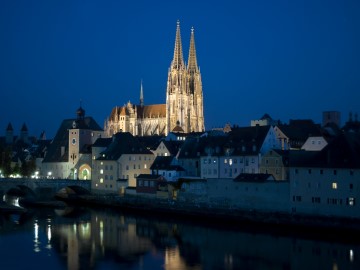 Regensburg mit Dom St. Peter und Donau bei Nacht