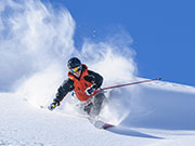 Skifahren bei blauen Himmel.