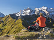 Gebirgspanorama mit weißen Bergspitzen.