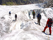 Personen die einen Gletscher aufsteigen.