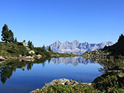 Bergsee Blauer Bergsee mit umliegendem Gebirgspanorama.