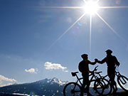 Sonnige Fahrradtour Zwei Fahrradfahrer unter sonnigem Himmel.