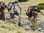 Wandertour Drei Menschen wandern einen Pfad.