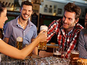 Bier und Freude Freunde beim Anstoßen mit Bier.
