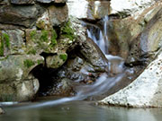Sprudelnde Wasserquelle Sprudelnde Wasserquelle aus Steinwand.