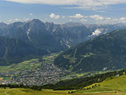 Aussicht ins Tal umgeben von Bergen.