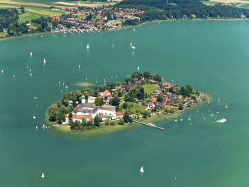 Die Herreninsel im Chiemsee von oben.