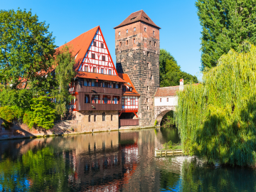 Idyllische Landschaft im Frankenland Flusslauf der Pegnitz in Nürnberg im Sonnenschein