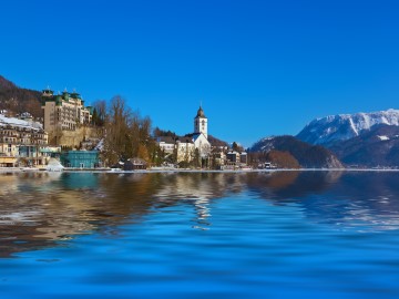 Der Wolfgangsee aus der Froschperspektive mit Küstenstadt und Alpenpanorama