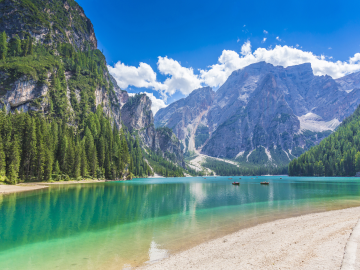 Gardasee mit Alpen im Hintergrund