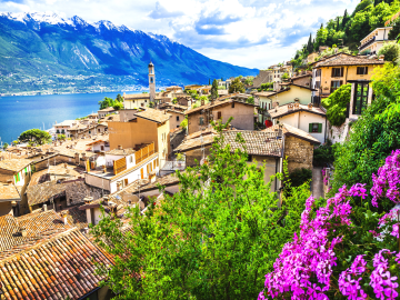 Stadt am Hang an einem See in Italien