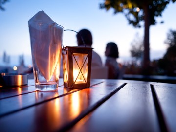 Abend auf der Terrasse der eigenen Ferienwohnung Terrasse im Dämmerlicht