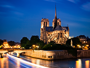 Die beleuchtete Notre-Dame in der Dunkelheit